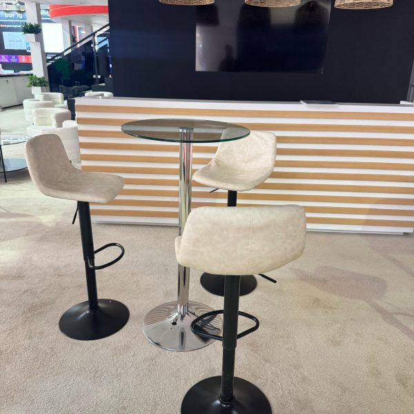 Off-white swivel bar stools paired with coral bar table – luxury event lounge setup in Dubai by Qamar Events